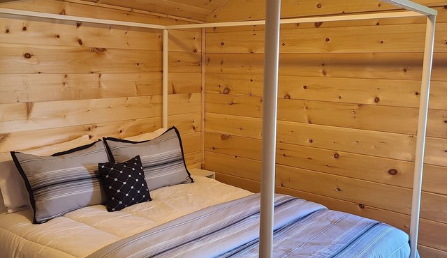 Comfy private and quiet retreat in the center of town.