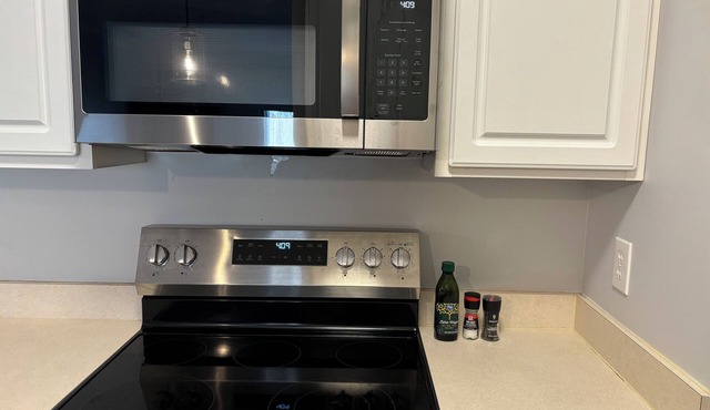 Comfy & Quiet 3-bedroom condo WiFi, AC, 10 min drive to VT, Bus Stop - Sleeps 6!
