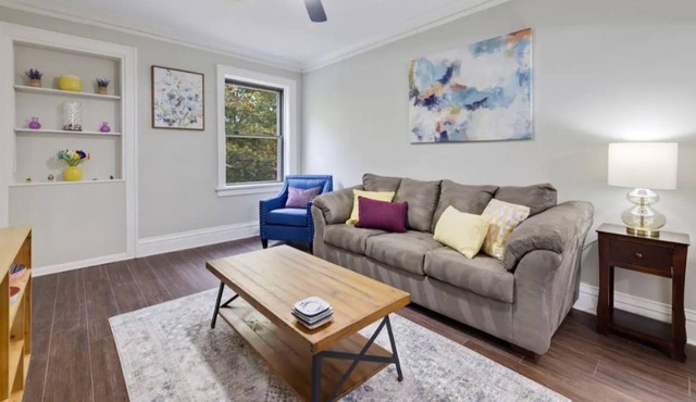 Comfy, quiet and modern. Extended Stays Welcome!