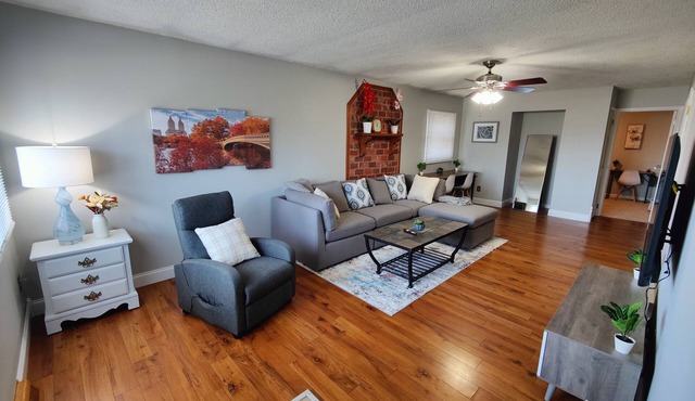 Comfy Ranch House [3 BR/2 BA] Pool and Park