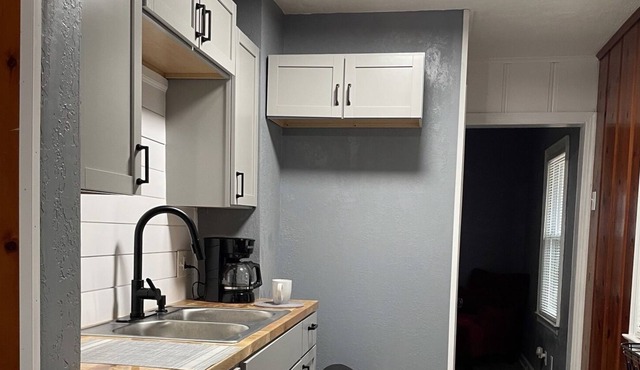 Comfy Renovated Waldo Getaway, Walkable, Convenient