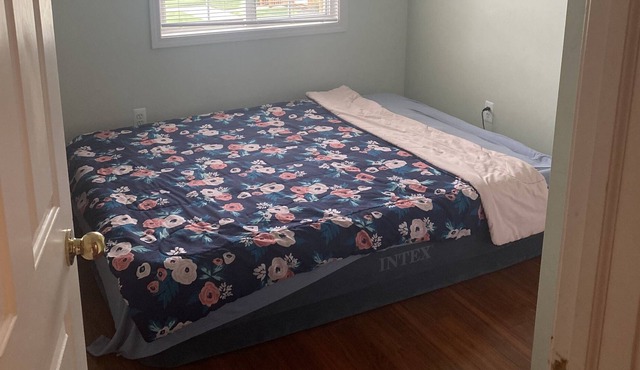 Comfy room by airport w/wifi