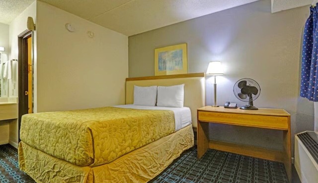 Comfy Room Near Northmont Shopping & Near I-70 | Quick Access to Dayton Airport