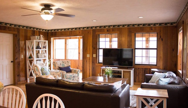 Comfy, Secluded Lake Cabin Retreat