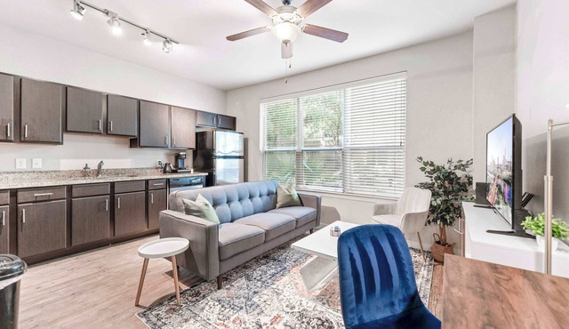 Comfy SoCo 1BR King Suite w/GymPickleballLaundry