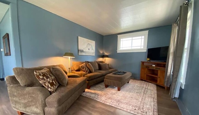 Comfy spacious 2 bedroom home a short walk to Honeywell