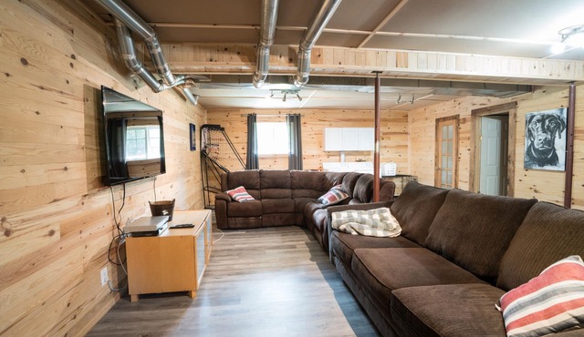 Comfy, Spacious Lakefront Oasis with Sauna and Hot Tub in Beautiful Blue Sea, QC