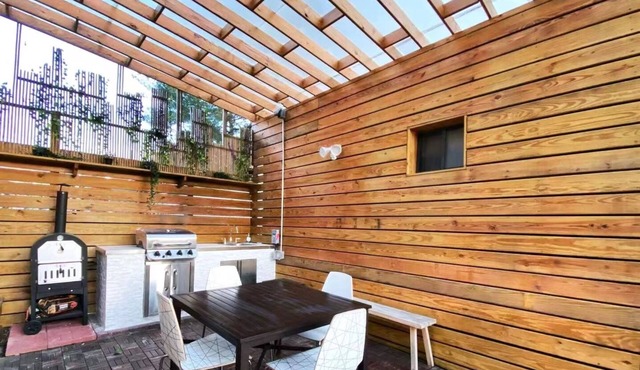 Comfy Studio! Beautiful Deck! Outdoor Kitchen!