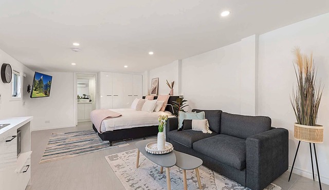 Comfy Studio near Racecourse, Dining & CBD Trains