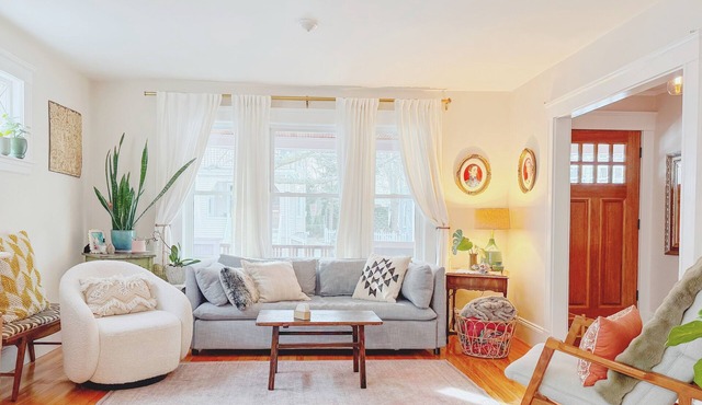 Comfy, Stylish Apt. Near Uni's, Driveway