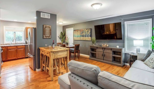 😎Comfy Suburb Home😎 w/King Beds by Arpt/Dwnt/UofR