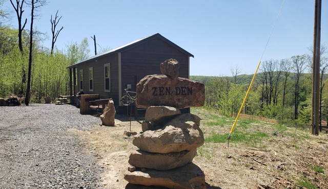 Comfy Tiny Home with Fishing Pond & Mountain View near NW Arkansas/River Valley