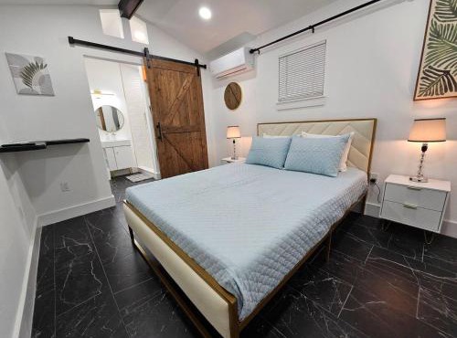 Comfy Tiny Home WP Large Private Deck Queen bed