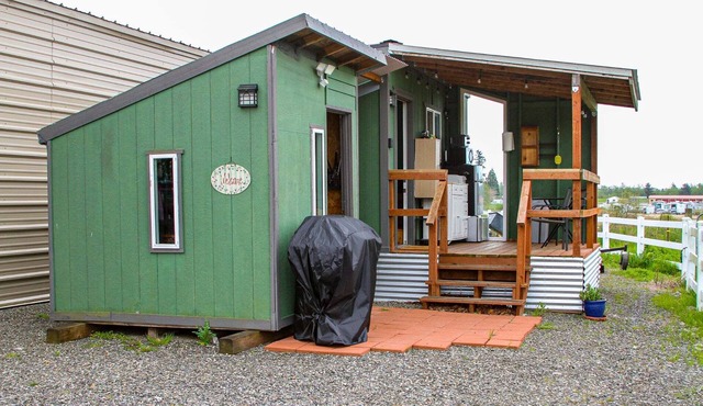 Comfy Tiny house on a peaceful 13 acres. Close to beach, hiking, Canada & more!