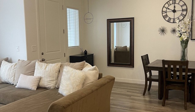 Comfy Townhome/2 Car Garage/Balcony/Grill