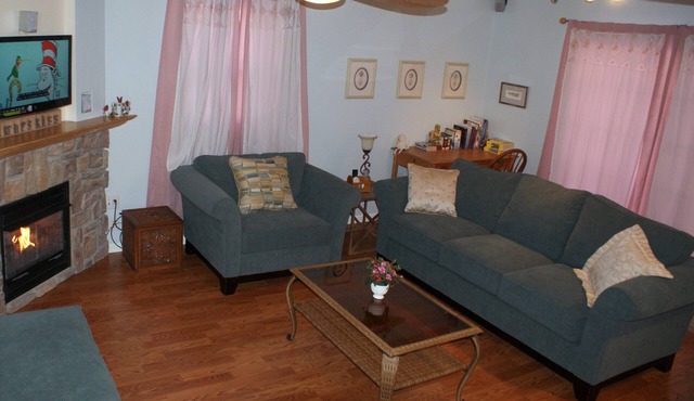 Comfy Townhome nearby Dutch Wonderland, Farms, & Tanger/Rockvale Outlets