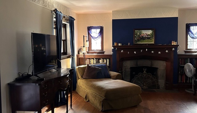 Comfy Tudor in suburban setting, 5mi from Center City Philadelphia. Coffee bar!