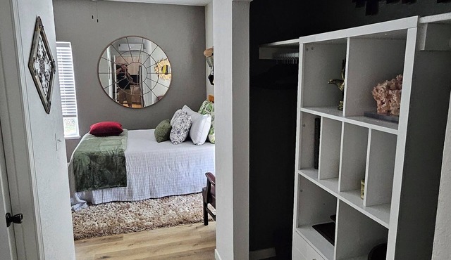 Comfy unit centrally located and convienent to nightlife.