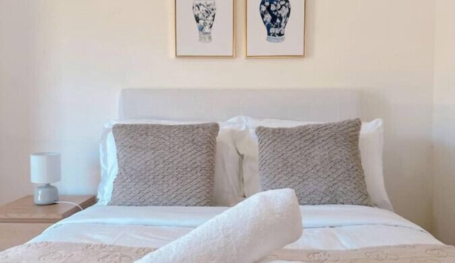 Comfy unit near Garden city Westfield w/Parking