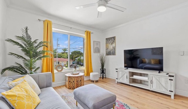 Comfy & Updated Apartment minutesaway from Airport