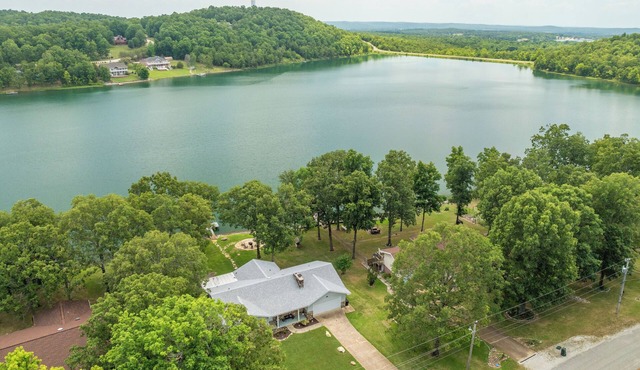 Comfy & Updated Diamond Lakefront Home