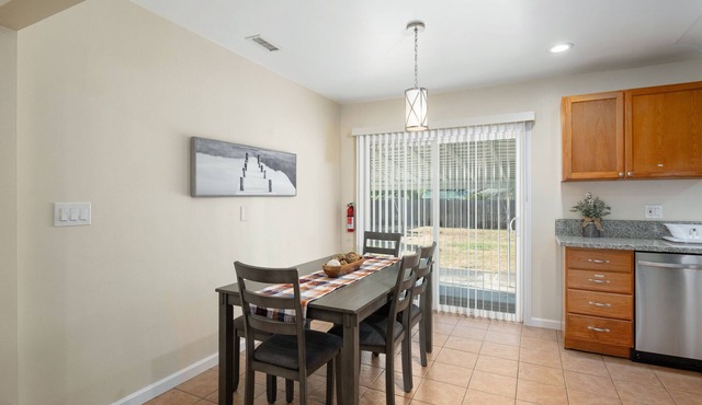 Comfy, Upgraded 3B/1Bth w Great Access to Airport