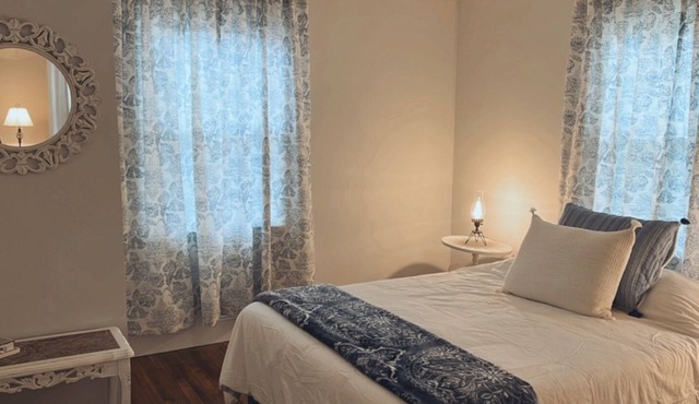 Comfy vintage cottage in beautiful small town-7mins from everything.