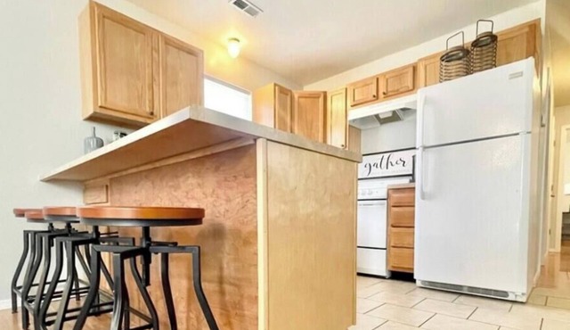 Comfy W Plains Entire Home, close to Main Street!