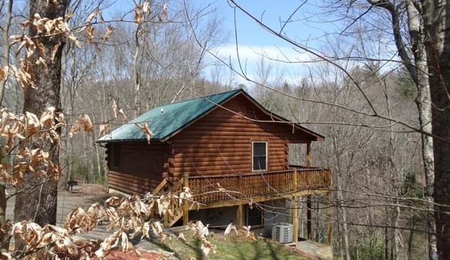 Comfy WATERFRONT escape awaits at Bear Creek Cabin near BR Parkway & I-77