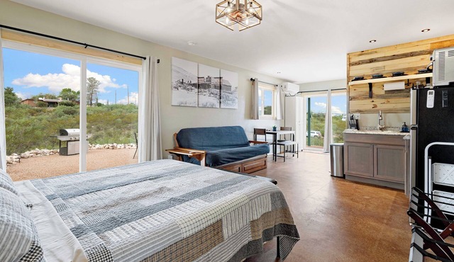 Comfy West Cabin nestled in Tombstone's Historic District! Pet Friendly!