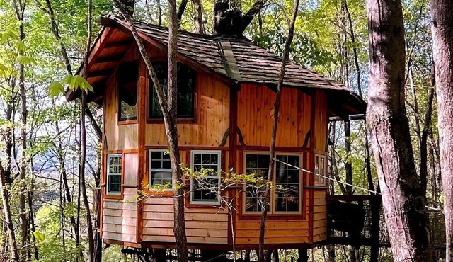 Comfy Wooden Treehouse Perfect for Small Families in Copperhill, Tennessee
