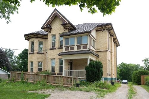 Comic House with Climbing Wall & Themes