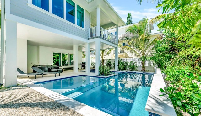 Coming in Hot! Rooftop Views, Pool and Spa!