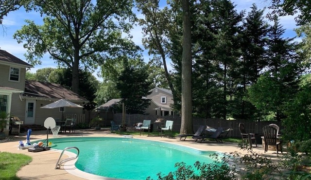Commissioning Week Escape with Pool and Beautiful 4 Seasons room
