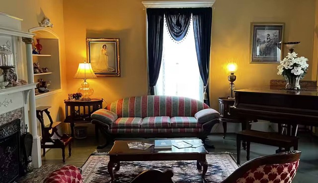 Commodore Bed & Breakfast/Commodore Suite