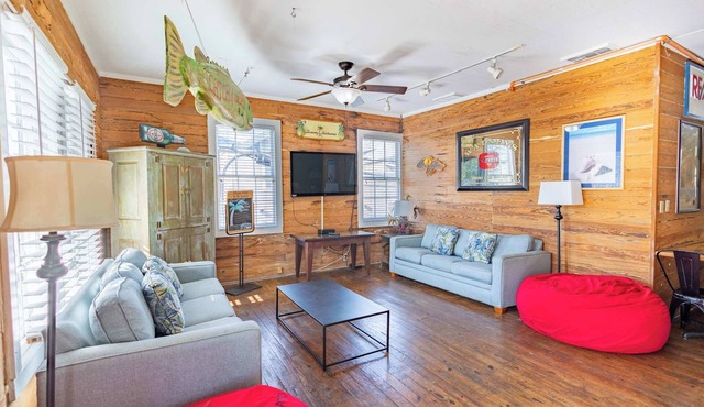 Commodore's Compound - One block from Duval St