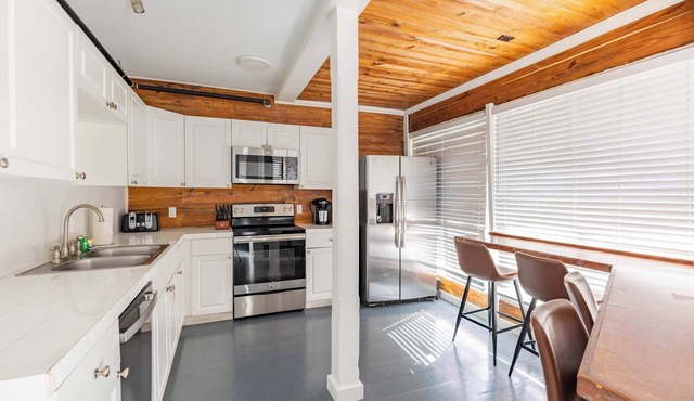 Commodore's Cove - One block from Duval St