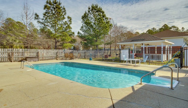 Community Grills & Pool: Gautier Condo!