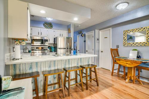 Community Perks! Condo 2 Mi to Silver Dollar City