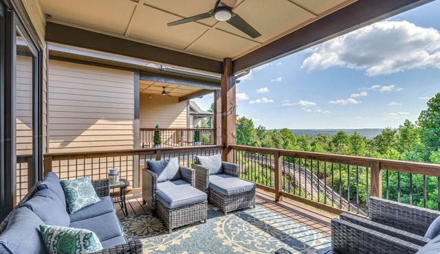 Community Perks: Mountain-View Condo in Toccoa!