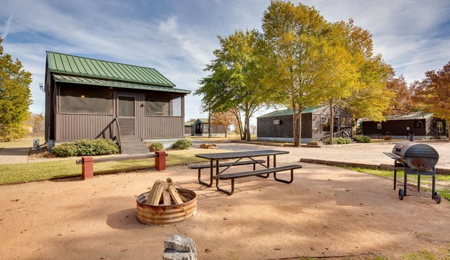 Community Pier: Cozy Kerens Cabin!