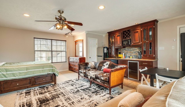 Community Pool Access: Studio in Tomball!