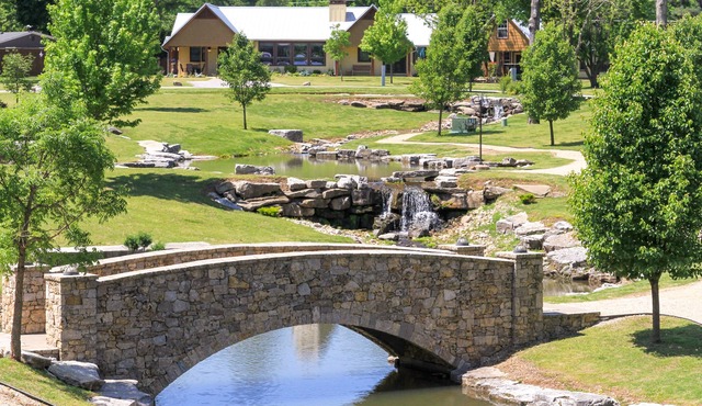 Community Pool, Fishing Ponds, Hot Tub, Large Family Room-SINGLE STORY