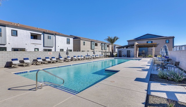 Community Pool & Hiking Trails: Red Fox Retreat 2