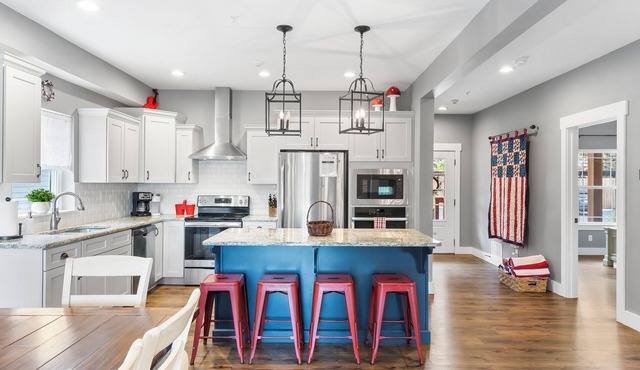 Community Pool-Lake Views-Daily Tickets to Local Attractions-Air Hockey!