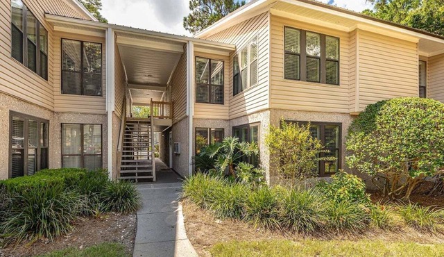 Community Pool, Close to Shopping and Restaurants!