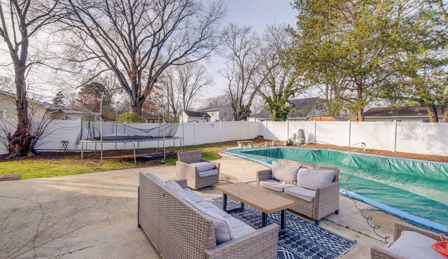 Commute to Alexandria & DC: Home w/Shared Yard
