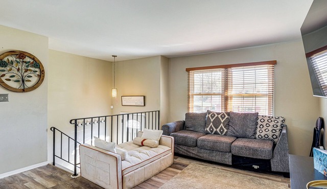 Commute to Alexandria & DC: Home w/Shared Yard