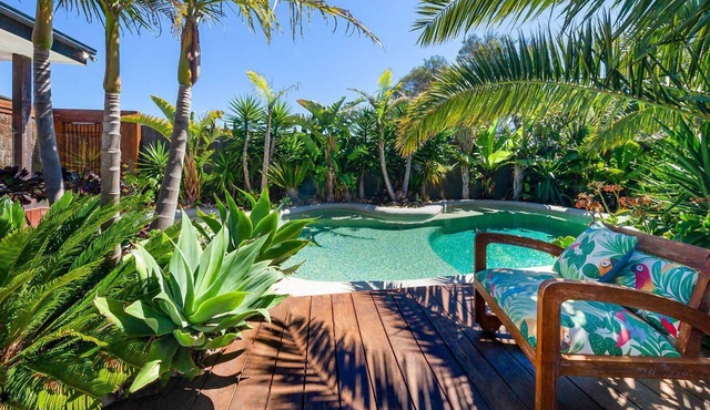 Como Palm Retreat - Exotic tropical resort style backyard with pool and spa!