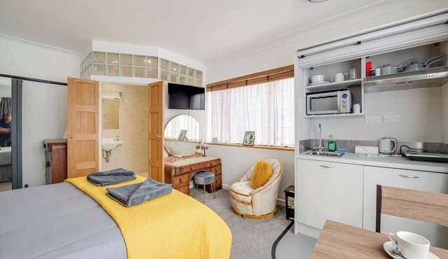 Compact, bright and well-equipped. Ideal for solo guests or couples looking for an easy coastal stay close to cafés and the beach.